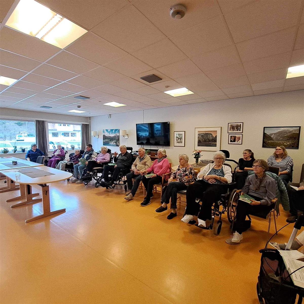 Folk som set på rekke - Klikk for stort bilete