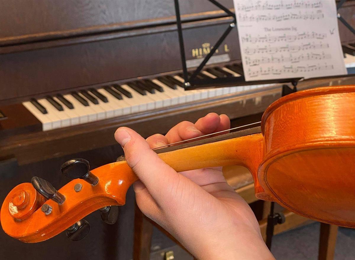 Bilde av fele og piano - Klikk for stort bilete