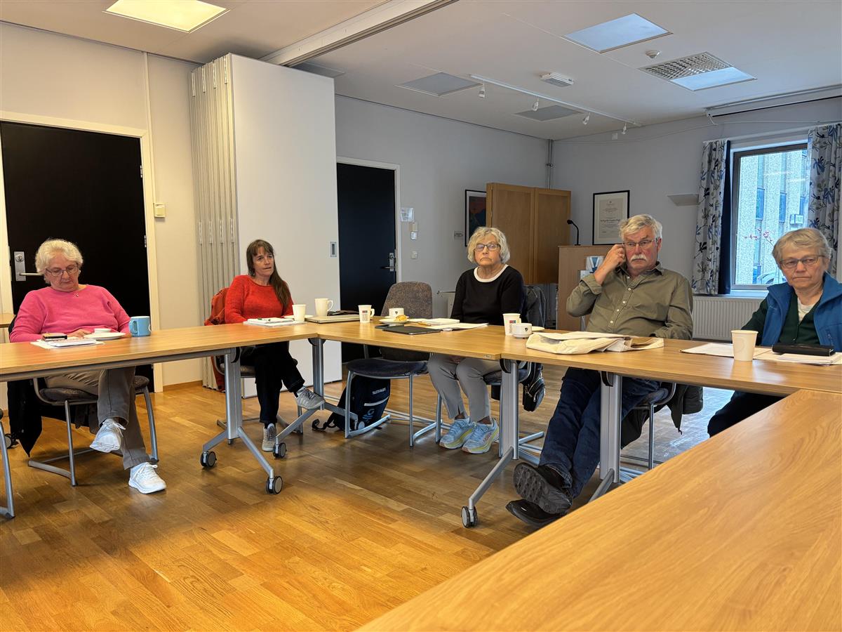Forsamling rundt eit bord - Klikk for stort bilete
