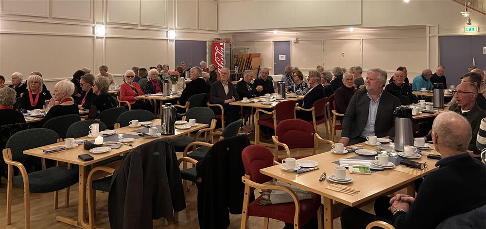 Gruppe med folk rundt mange bord - Klikk for stort bilete