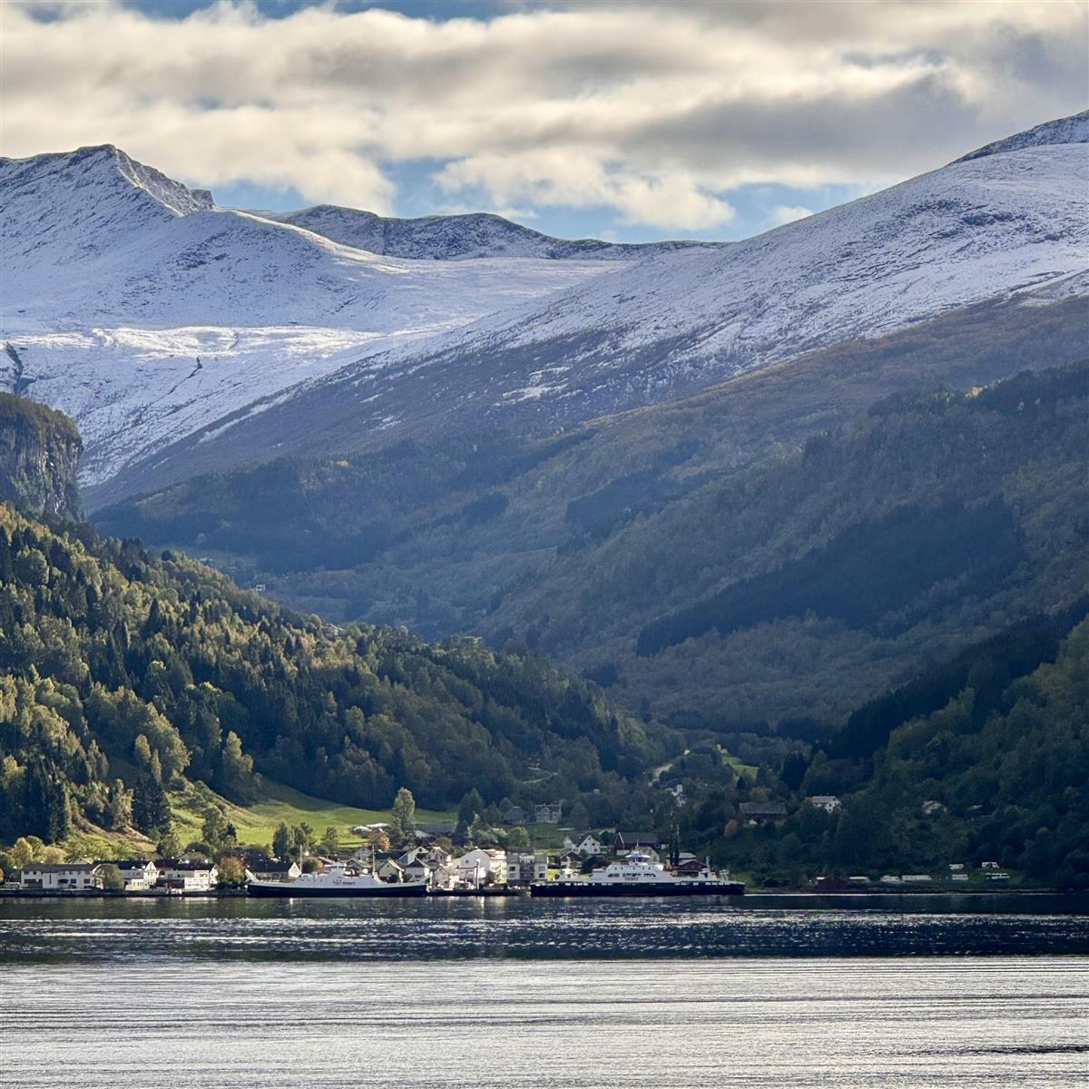 sjø, skog fjell, grøn mark, ferge, snø - Klikk for stort bilete