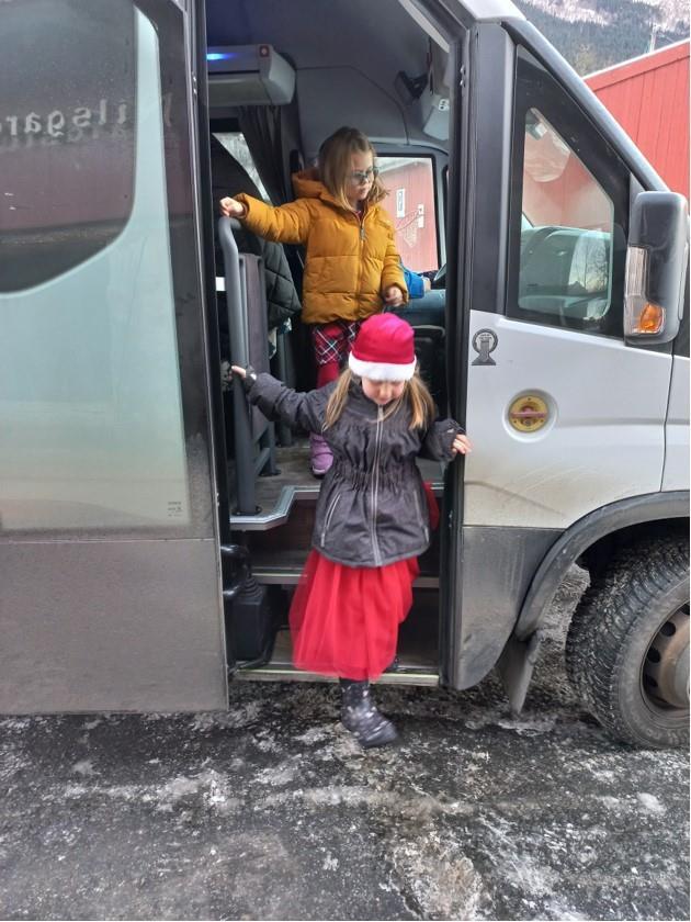 Barn går ut av buss - Klikk for stort bilete