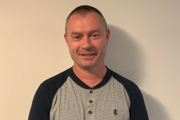 Mann som smiler mot kamera - Klikk for stort bilete
