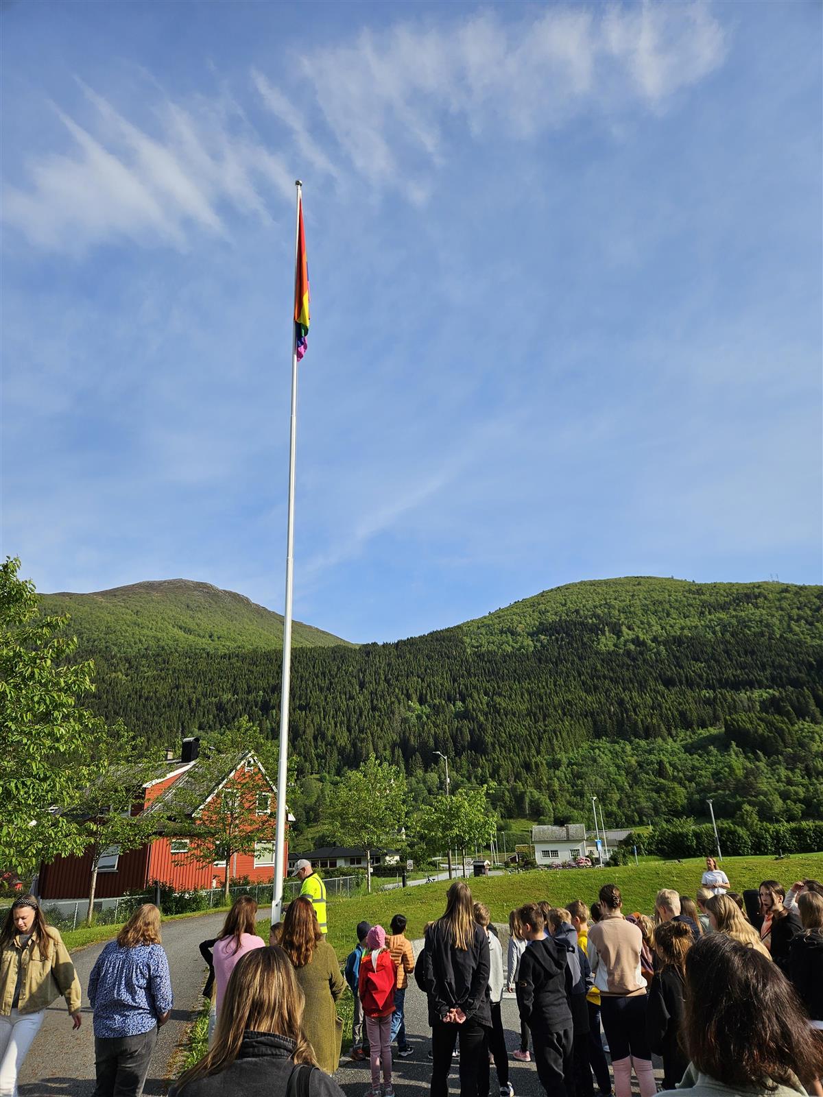 Flaggheising med elevar rund flaggstang - Klikk for stort bilete