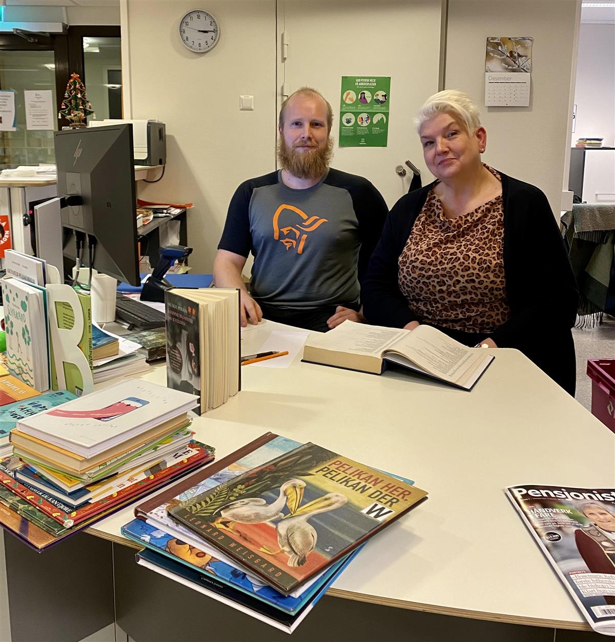 gammal og ny biblioteksjef i Fjord kommune - Klikk for stort bilete