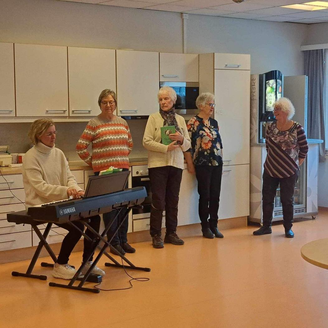 Damer som står og syng - Klikk for stort bilete