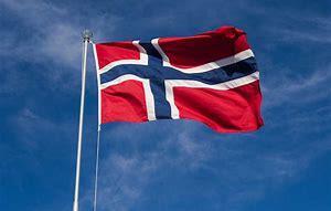 Norsk flagg som vaiar i vinden. - Klikk for stort bilete