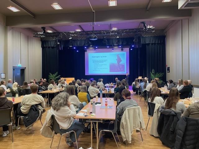 Forsamling ser mot skjerm - Klikk for stort bilete