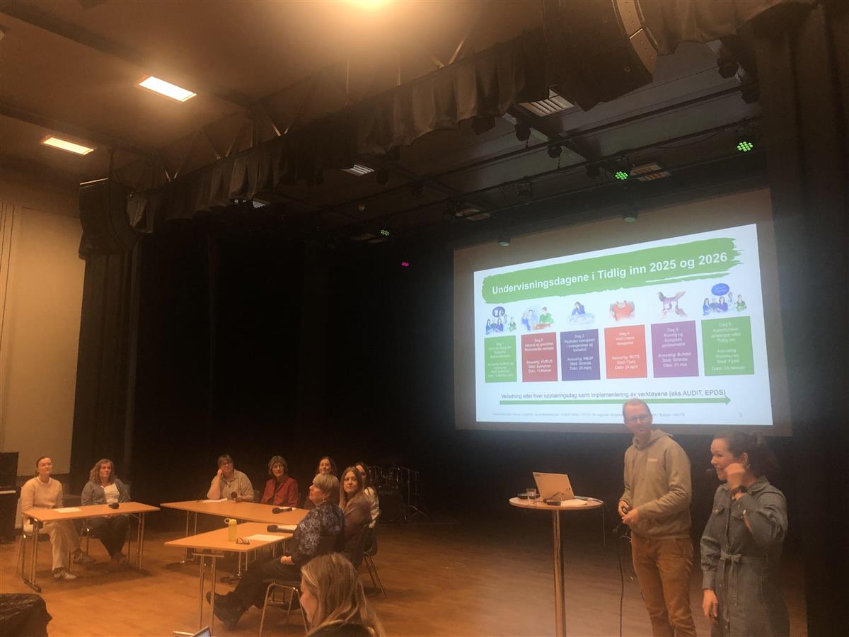 Forsamlng ser mot skjerm - Klikk for stort bilete