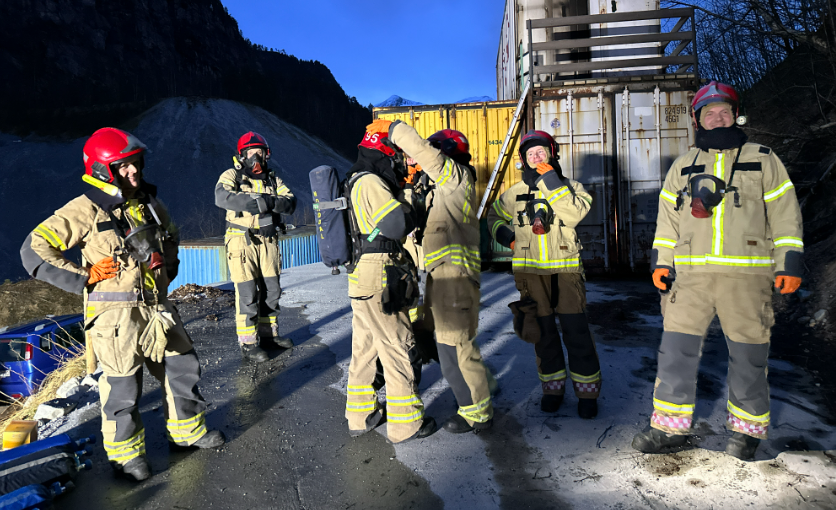 Røykdykkarar i flokk - Klikk for stort bilete