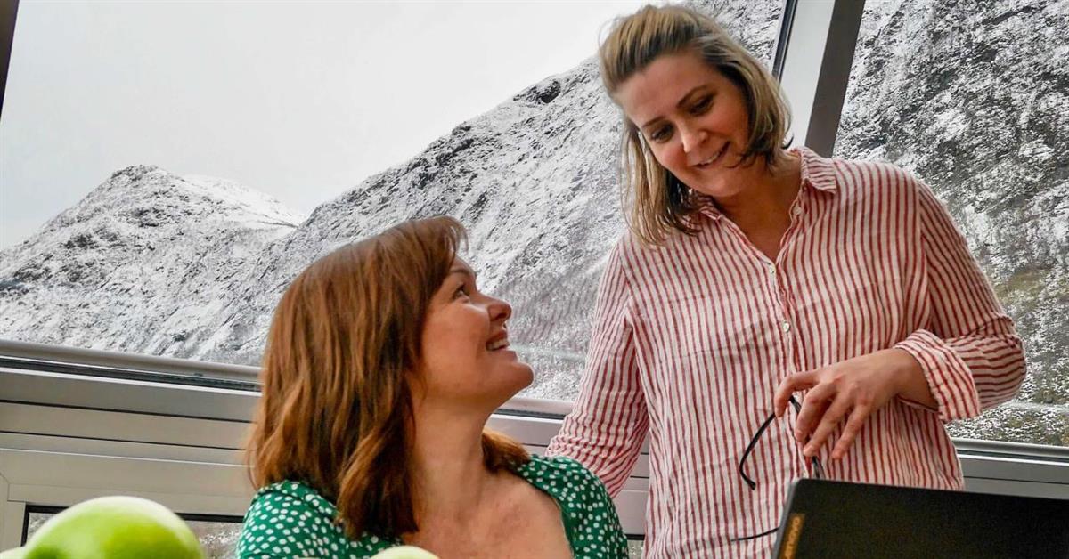 to personar ser på kvarandre - Klikk for stort bilete