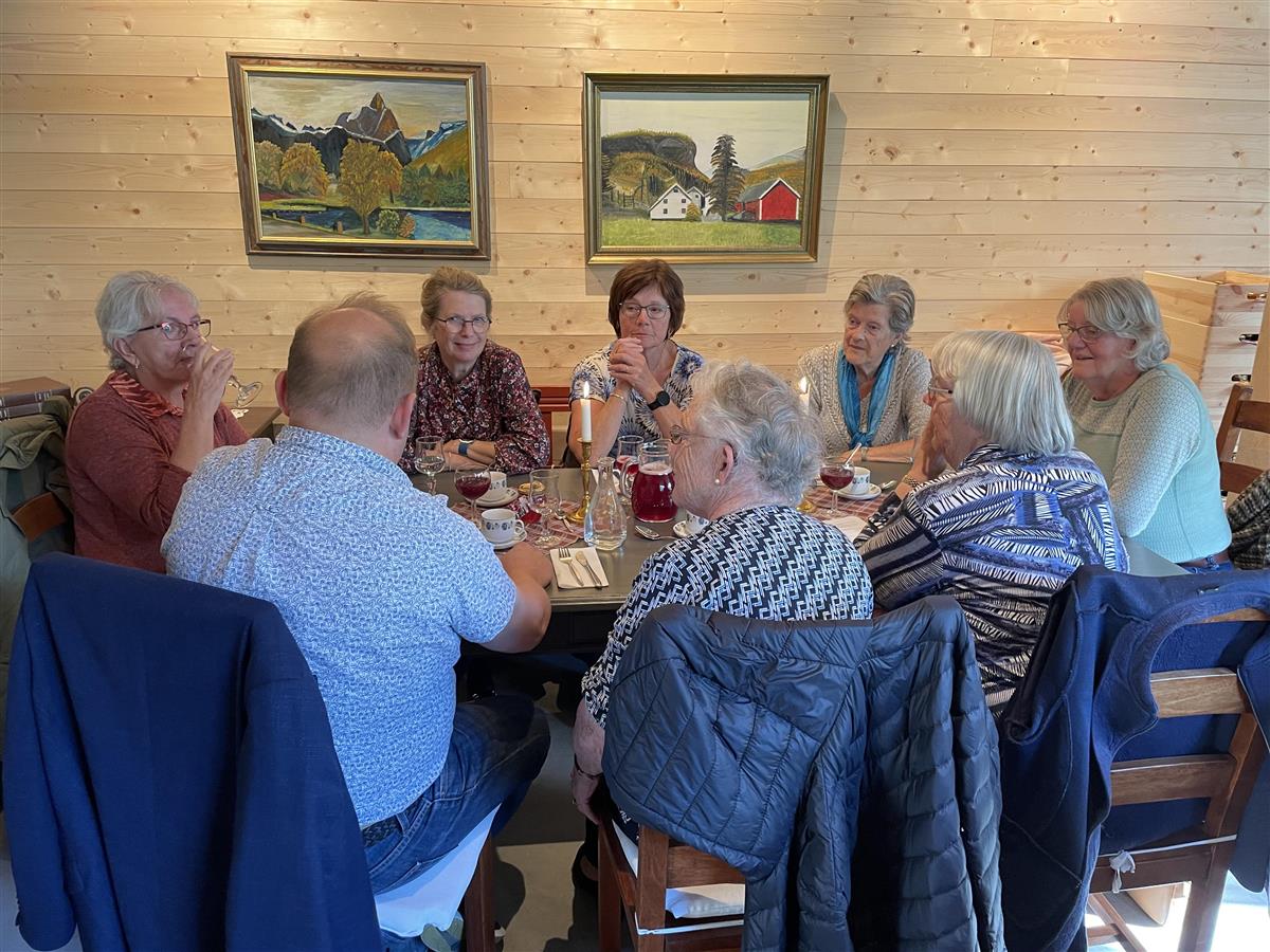 Folk samla rundt bord - Klikk for stort bilete