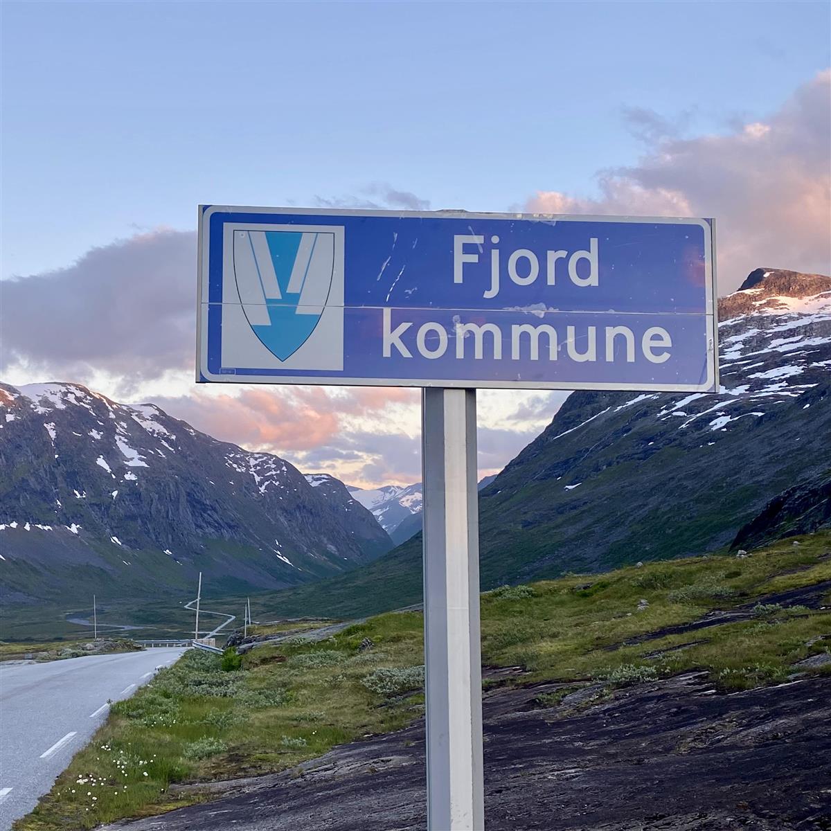 Skilt, veg, fjell, himmel, grønt, blått - Klikk for stort bilete