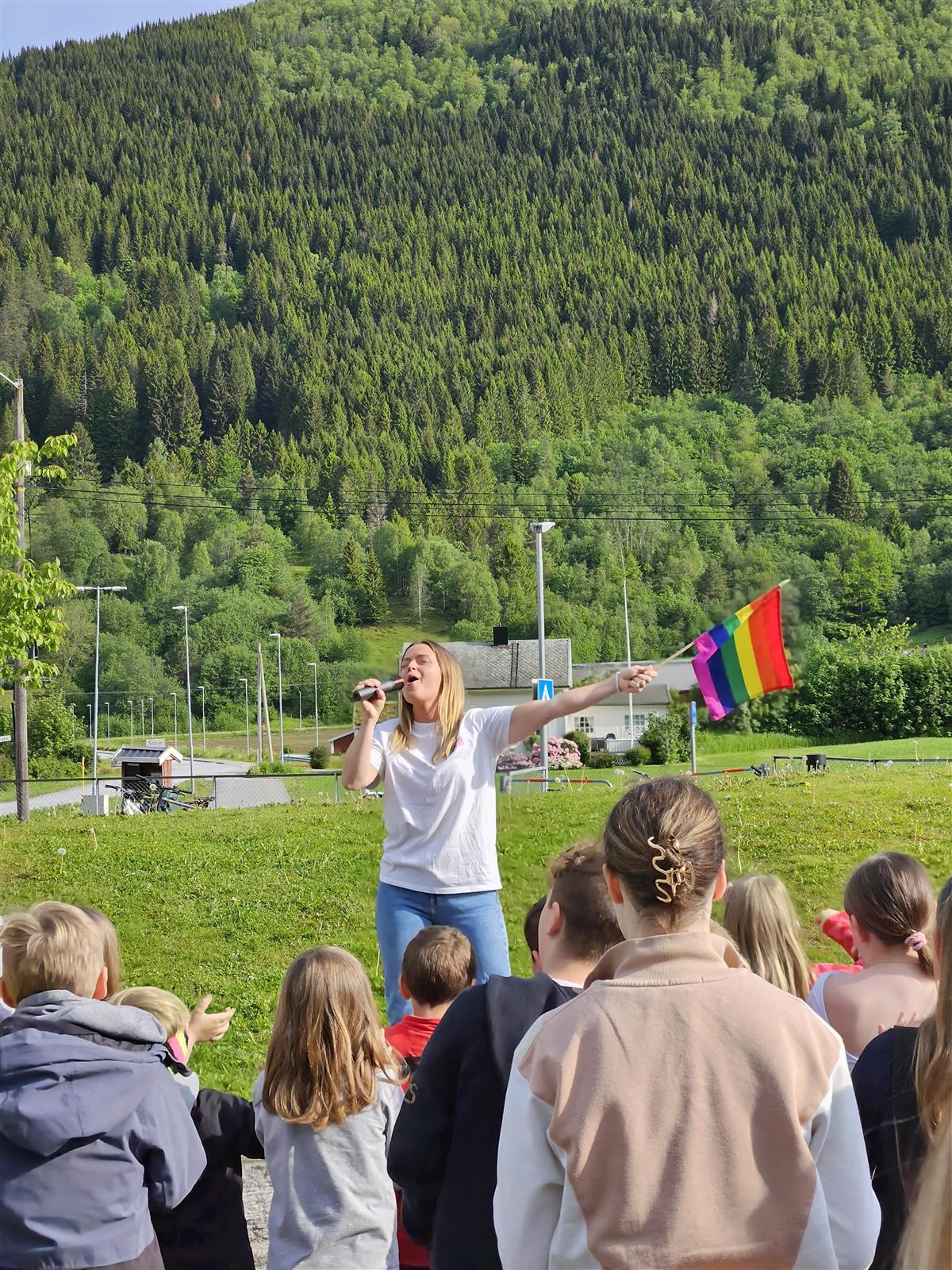 Bilde av forsamling med Pride-flagg - Klikk for stort bilete